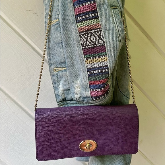 COACH PURPLE CROSSBODY BAG CLUTCH WALLET ON GOLD BEADED CHAIN - Picture 1 of 16